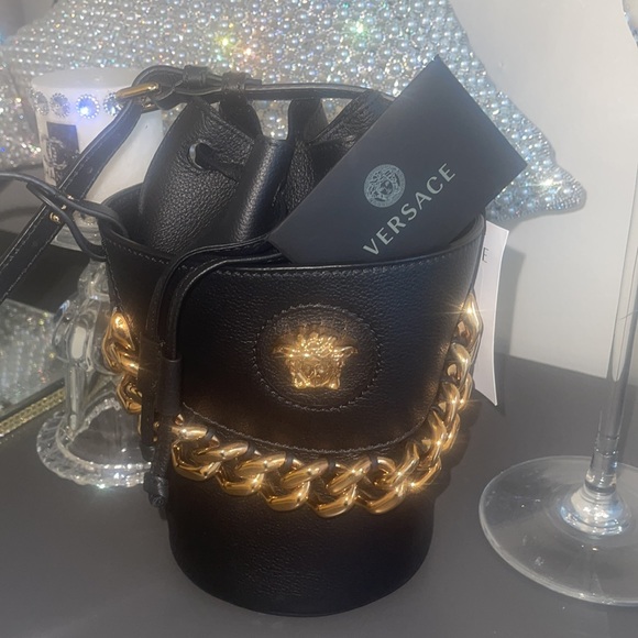 Host pick🎉🎉 La Medusa bucket bag by viviglam 👛👜👛 - Picture 6 of 7